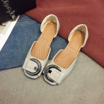 Sieviešu pavasara kurpes ar plakanu zoli un sprādzi