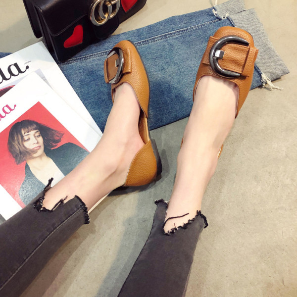 Sieviešu pavasara kurpes ar plakanu zoli un sprādzi