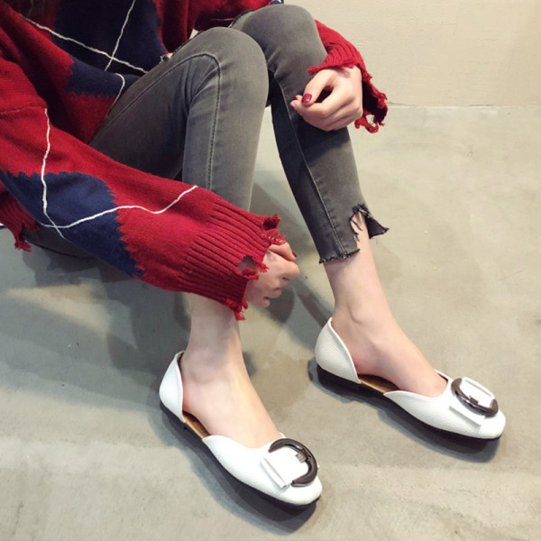 Sieviešu pavasara kurpes ar plakanu zoli un sprādzi