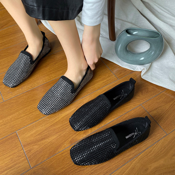 Női alkalmi mokaszin kövekkel díszített lapos talppal