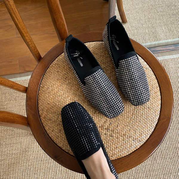 Női alkalmi mokaszin kövekkel díszített lapos talppal