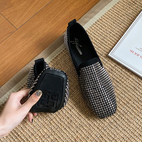 Női alkalmi mokaszin kövekkel díszített lapos talppal