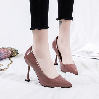 Stilīgas sieviešu kurpes ar plāniem augstpapēžu kurpēm