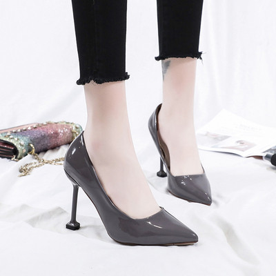 Stilīgas sieviešu kurpes ar plāniem augstpapēžu kurpēm