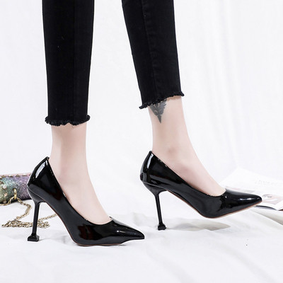 Stilīgas sieviešu kurpes ar plāniem augstpapēžu kurpēm