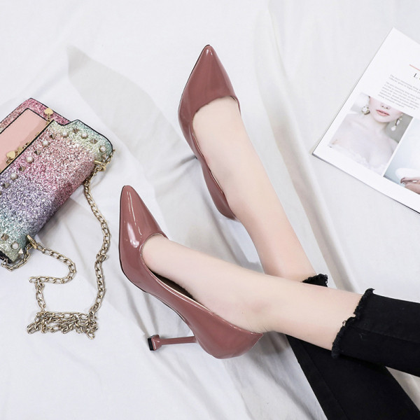 Stilīgas sieviešu kurpes ar plāniem augstpapēžu kurpēm