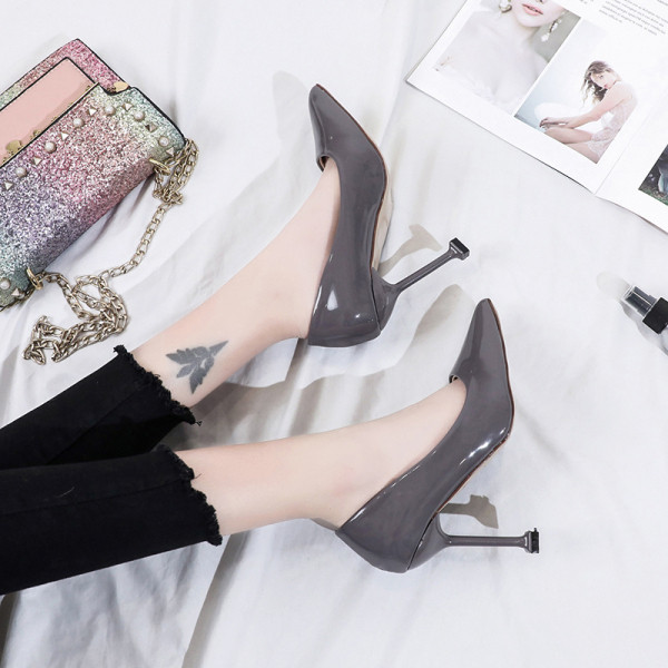 Stilīgas sieviešu kurpes ar plāniem augstpapēžu kurpēm