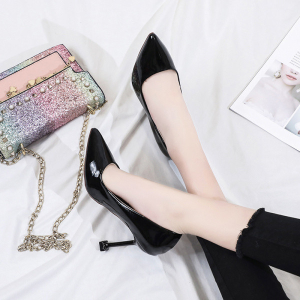 Stilīgas sieviešu kurpes ar plāniem augstpapēžu kurpēm