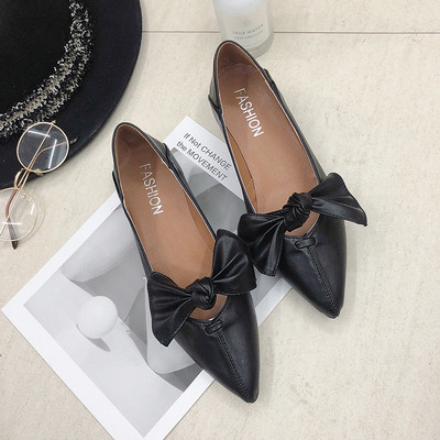 Modernas sieviešu ādas apavi ar lenti