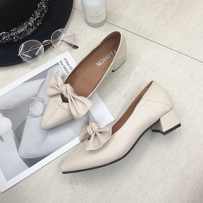 Modernas sieviešu ādas apavi ar lenti