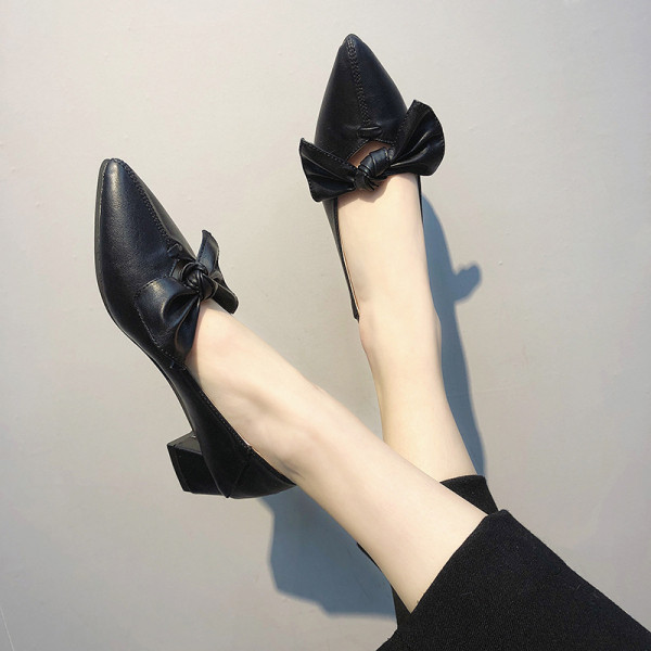 Modernas sieviešu ādas apavi ar lenti