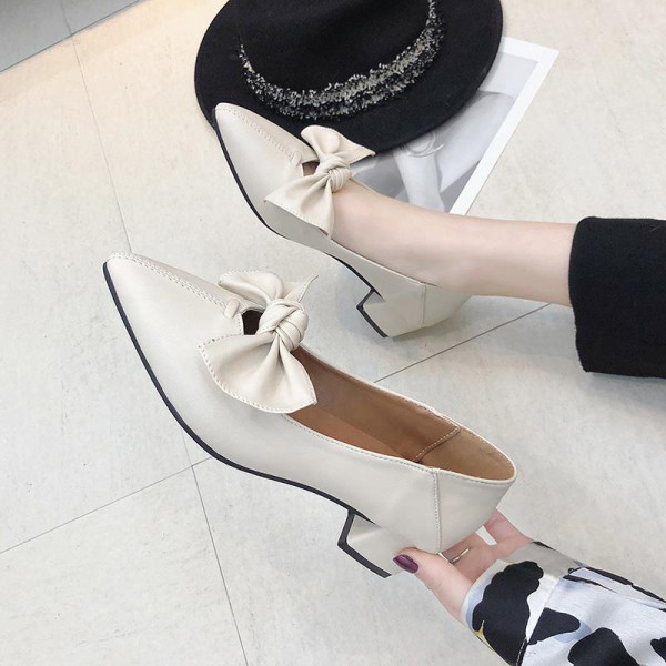 Modernas sieviešu ādas apavi ar lenti