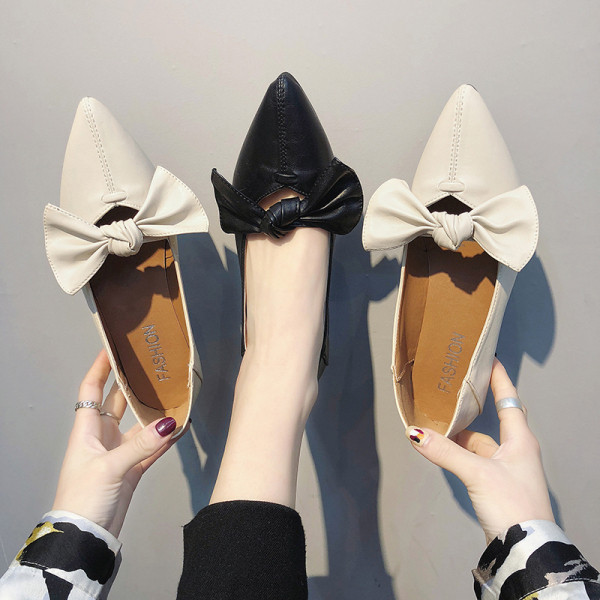 Modernas sieviešu ādas apavi ar lenti