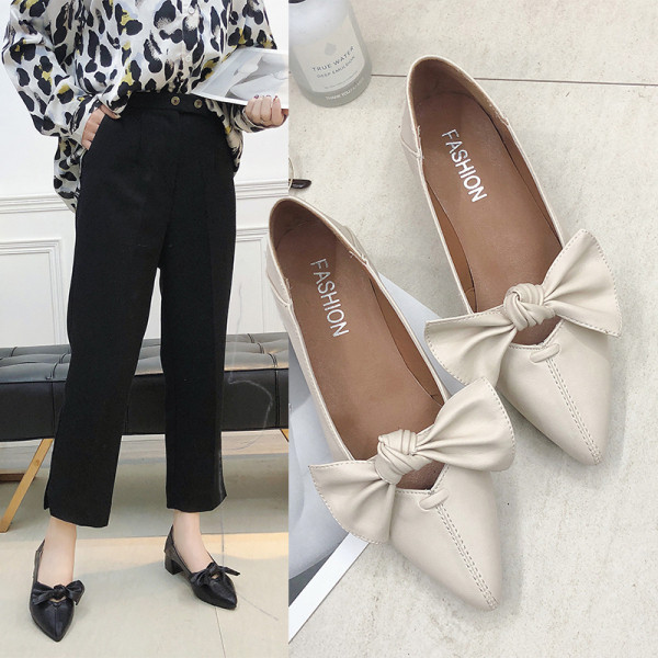 Modernas sieviešu ādas apavi ar lenti