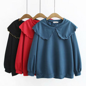 Moderna sieviešu blūze ar garām piedurknēm un ovālu kakla izgriezumu