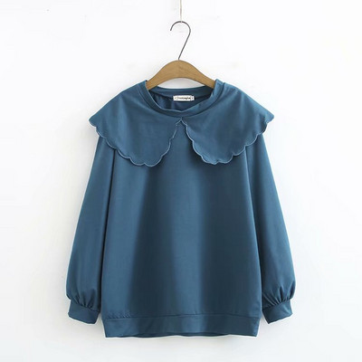 Moderna sieviešu blūze ar garām piedurknēm un ovālu kakla izgriezumu