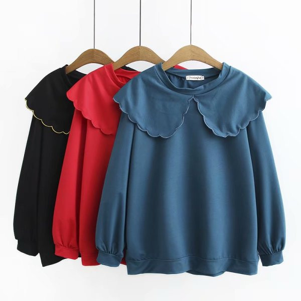 Moderna sieviešu blūze ar garām piedurknēm un ovālu kakla izgriezumu