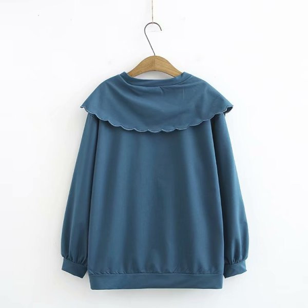 Moderna sieviešu blūze ar garām piedurknēm un ovālu kakla izgriezumu