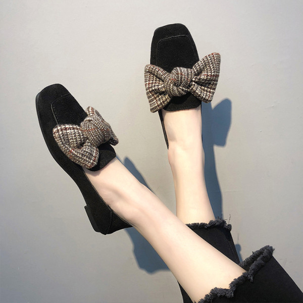 Moteriški modernūs batai su kaspinu