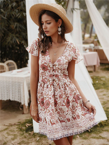 Krāsaina sieviešu kleita ar īsām piedurknēm un špica kakla izgriezumu