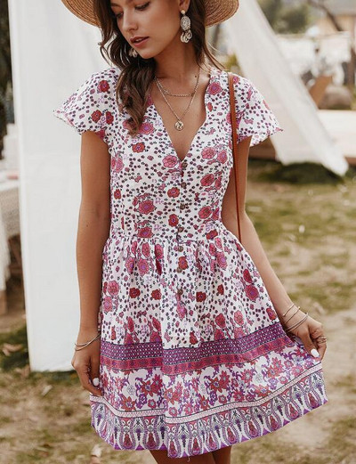 Krāsaina sieviešu kleita ar īsām piedurknēm un špica kakla izgriezumu