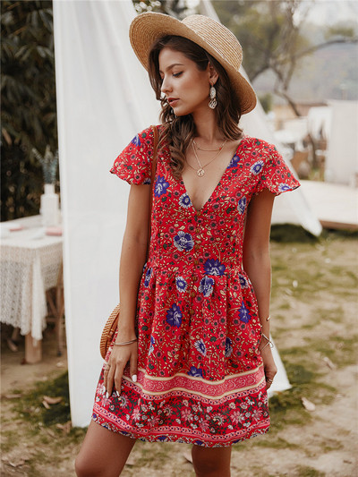 Krāsaina sieviešu kleita ar īsām piedurknēm un špica kakla izgriezumu