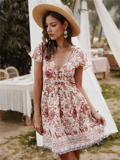 Krāsaina sieviešu kleita ar īsām piedurknēm un špica kakla izgriezumu