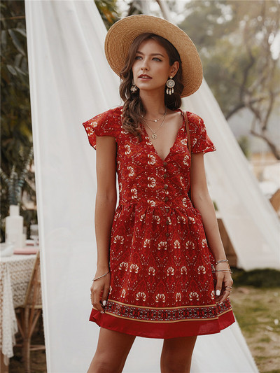 Krāsaina sieviešu kleita ar īsām piedurknēm un špica kakla izgriezumu