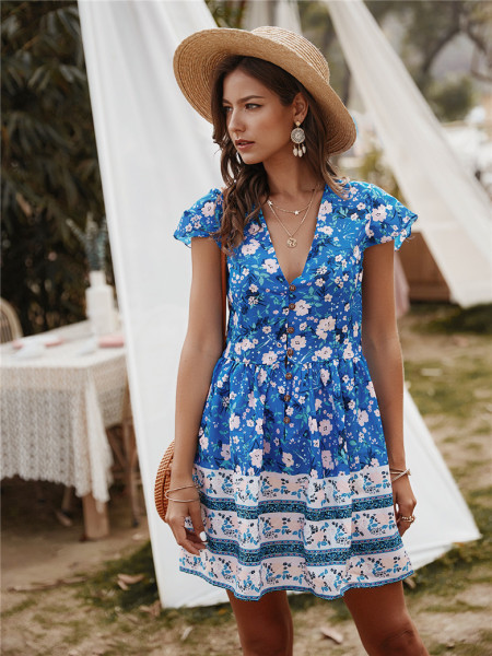 Krāsaina sieviešu kleita ar īsām piedurknēm un špica kakla izgriezumu