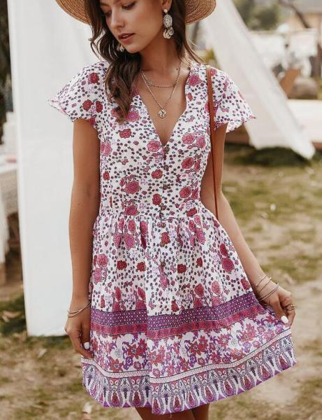 Krāsaina sieviešu kleita ar īsām piedurknēm un špica kakla izgriezumu