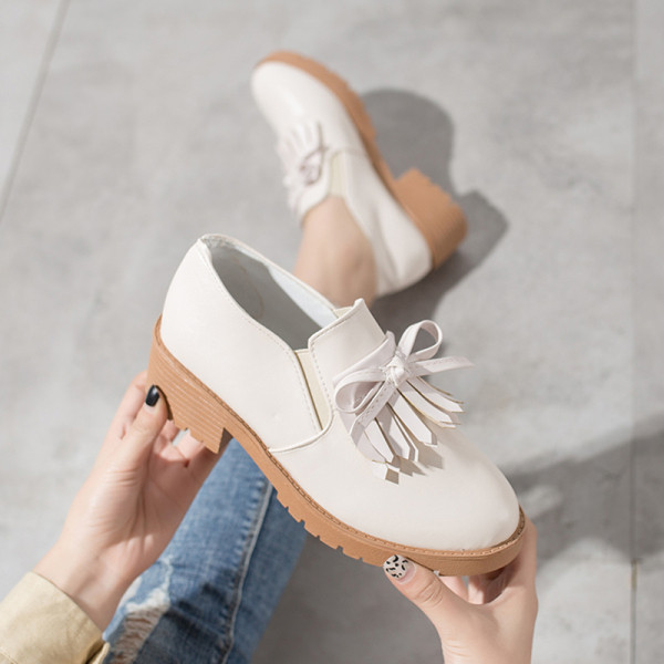 Sieviešu ikdienas mokasīni no eko ādas ar bārkstīm un lenti