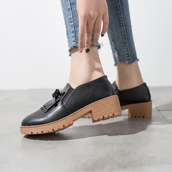 Sieviešu ikdienas mokasīni no eko ādas ar bārkstīm un lenti