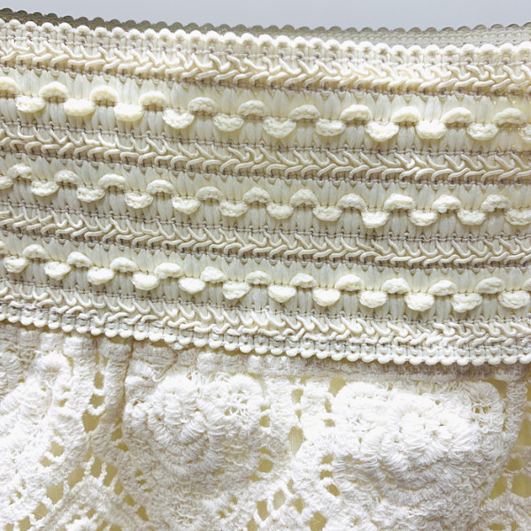 Naiste lühikesed kõrge vöökohaga pitspüksid