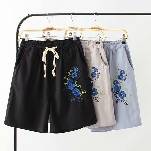 Alkalmi női rövidnadrág magas derékkal és hímzéssel