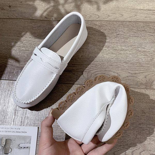 Sieviešu ikdienas mokasīni no mākslīgās ādas ar plakanu zoli