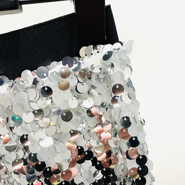 Naujo modelio moteriškas sijonas aukštu juosmeniu ir blizgučiais