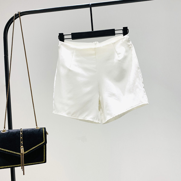 Pantaloni scurți moderni de damă cu talie înaltă potriviti pentru primăvară și vară