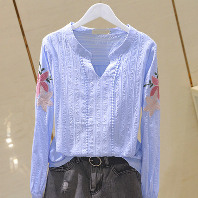 Sieviešu krekls ar špica kakla izgriezumu un krāsainiem izšuvumiem uz piedurknēm