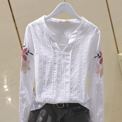 Sieviešu krekls ar špica kakla izgriezumu un krāsainiem izšuvumiem uz piedurknēm