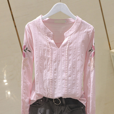 Sieviešu krekls ar špica kakla izgriezumu un krāsainiem izšuvumiem uz piedurknēm