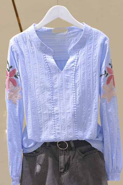 Sieviešu krekls ar špica kakla izgriezumu un krāsainiem izšuvumiem uz piedurknēm