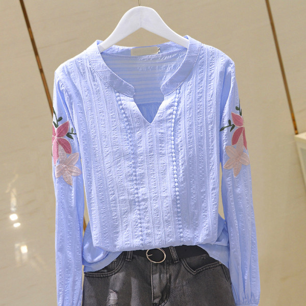 Sieviešu krekls ar špica kakla izgriezumu un krāsainiem izšuvumiem uz piedurknēm