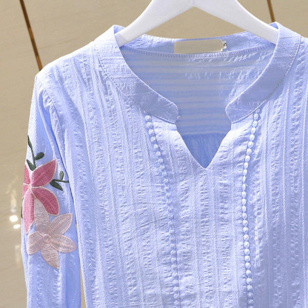 Sieviešu krekls ar špica kakla izgriezumu un krāsainiem izšuvumiem uz piedurknēm