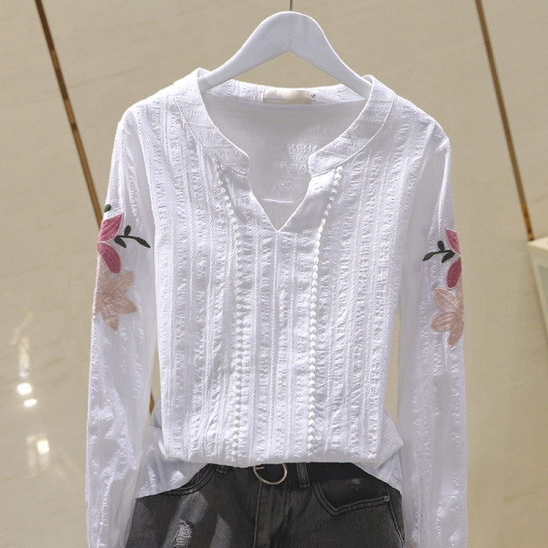 Sieviešu krekls ar špica kakla izgriezumu un krāsainiem izšuvumiem uz piedurknēm