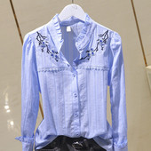 Modernūs moteriški marškiniai su spalvingais siuvinėjimais ir sagomis