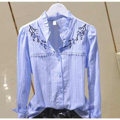 Modernūs moteriški marškiniai su spalvingais siuvinėjimais ir sagomis