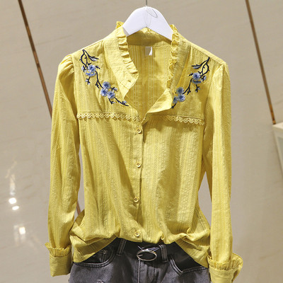 Modernūs moteriški marškiniai su spalvingais siuvinėjimais ir sagomis