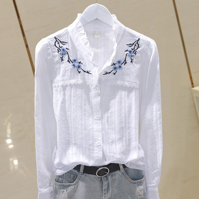 Modernūs moteriški marškiniai su spalvingais siuvinėjimais ir sagomis