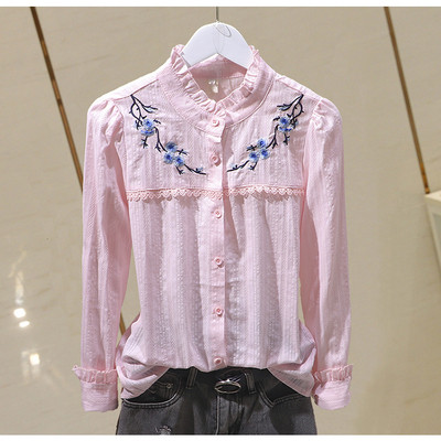 Modernūs moteriški marškiniai su spalvingais siuvinėjimais ir sagomis