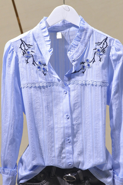 Modernūs moteriški marškiniai su spalvingais siuvinėjimais ir sagomis